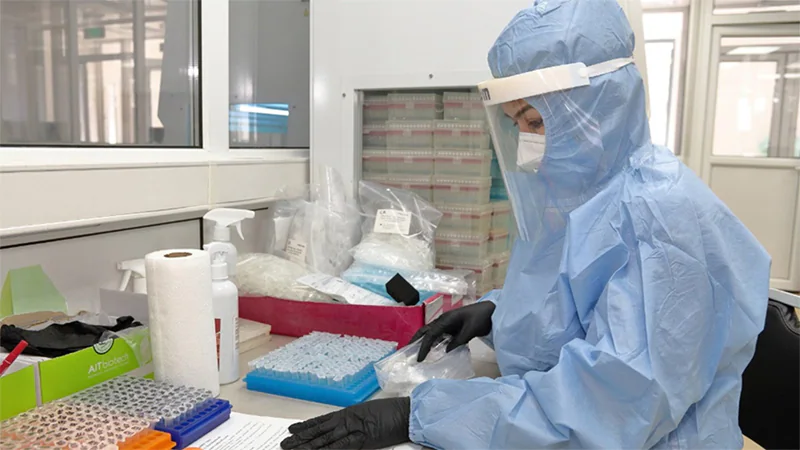CDC in Uzbekistan 20 years of collaboration_004 adult working in the lab