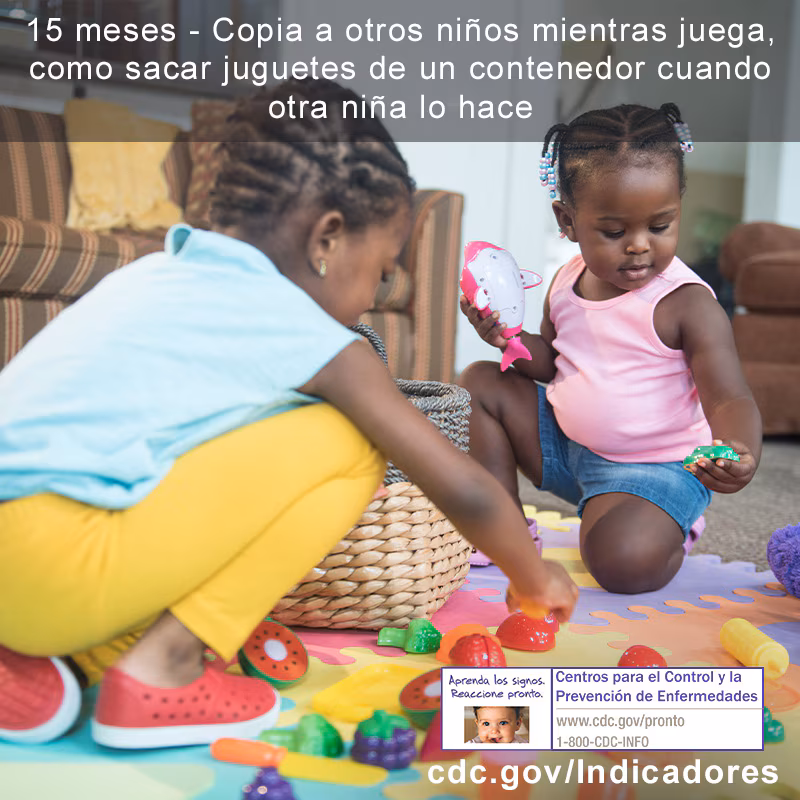 Copia a otros niños mientras juega, como sacar juguetes de un contenedor cuando otro niño lo hace 2