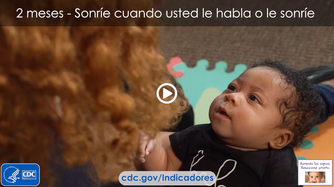 Sonríe cuando usted le habla o le sonríe