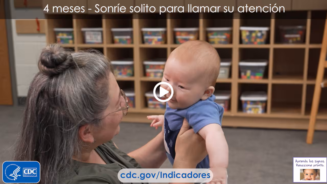 Sonrie solito para llamar su atencion