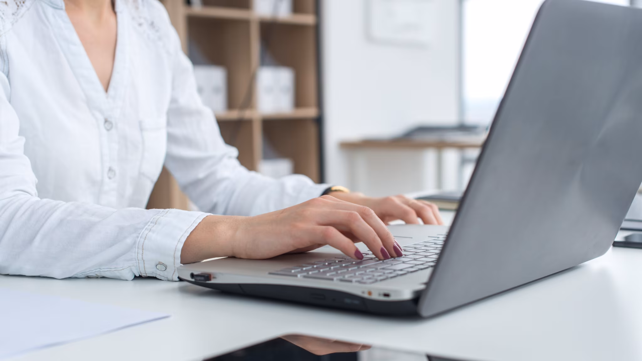 — title missing — Female researcher assessing data using a computer.