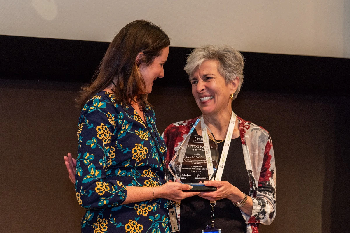 Dr. Calafat receiving her award Dr. Calafat receiving her award