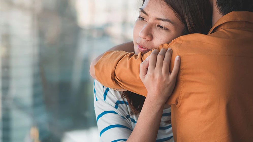 1_banner_coping-with-stress-resources_1175x560 Image of a teen giving her father a hug