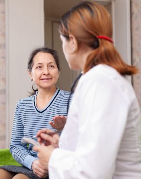 Mujer hablando con su doctora Mujer hablando con su doctora
