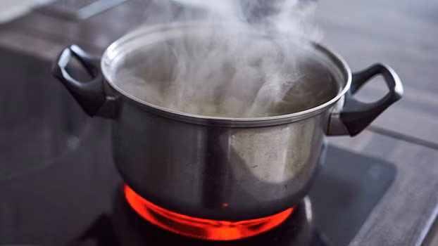-- title missing -- Pot of water boiling on a stovetop